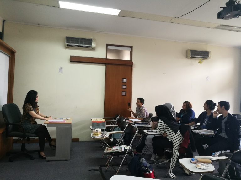 Kaiwakai bersama native speaker Ms. Yukari Okada untuk mahasiswa kelas karyawan.